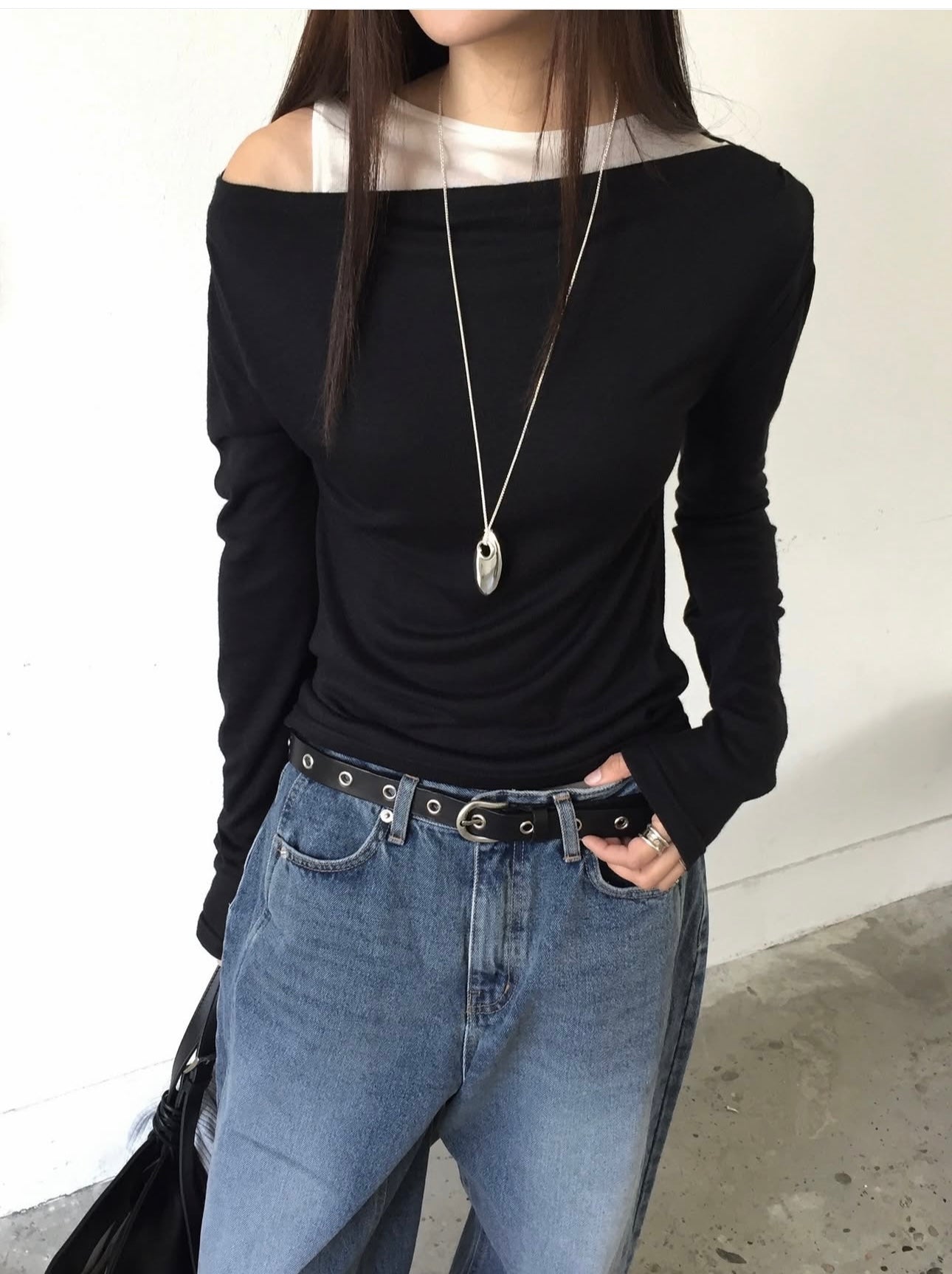 Hug Off-Shoulder Tee