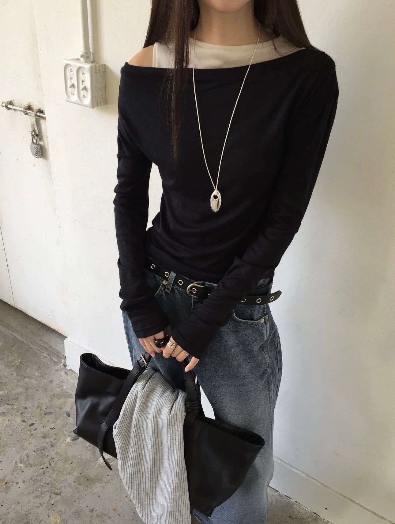 Hug Off-Shoulder Tee