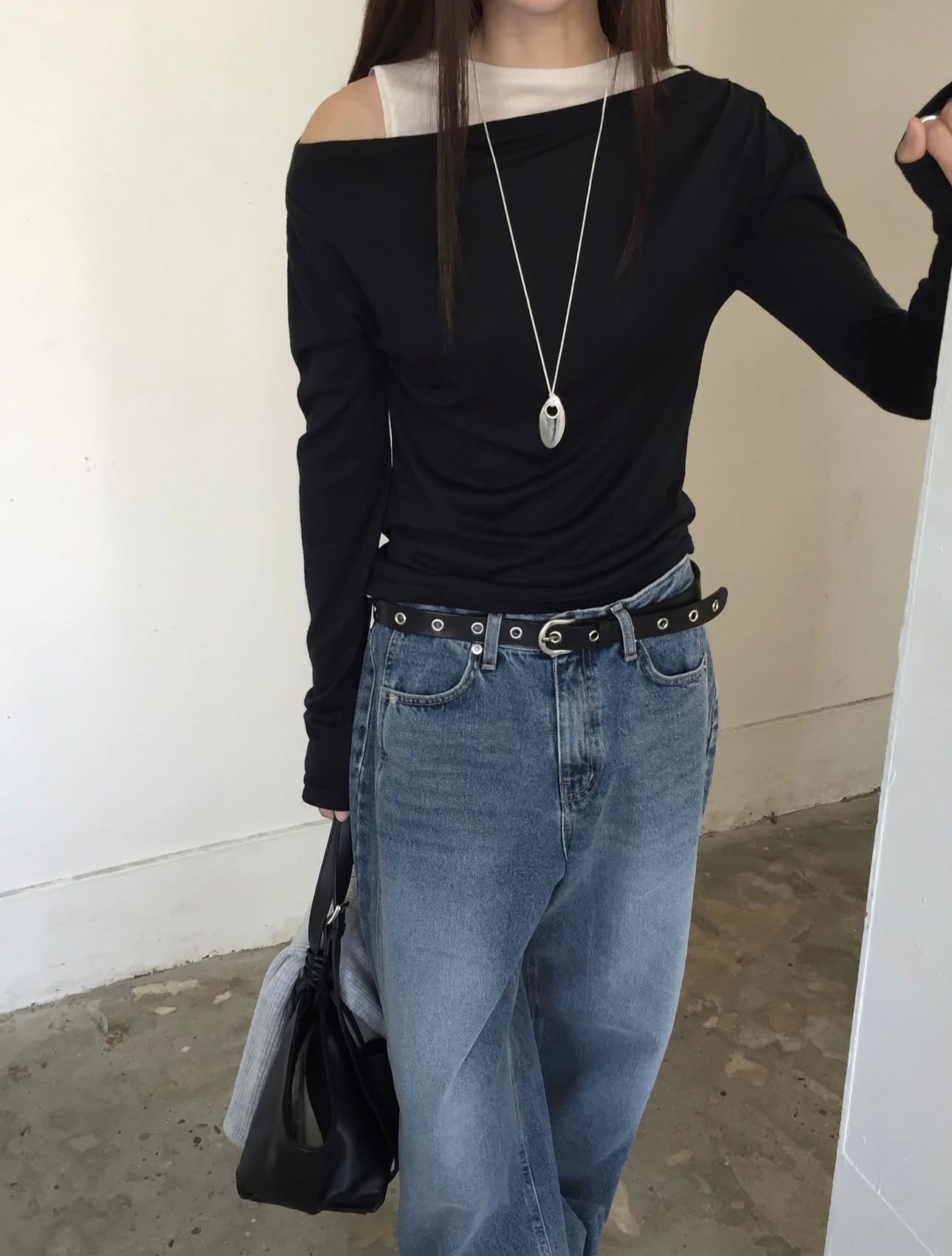 Hug Off-Shoulder Tee