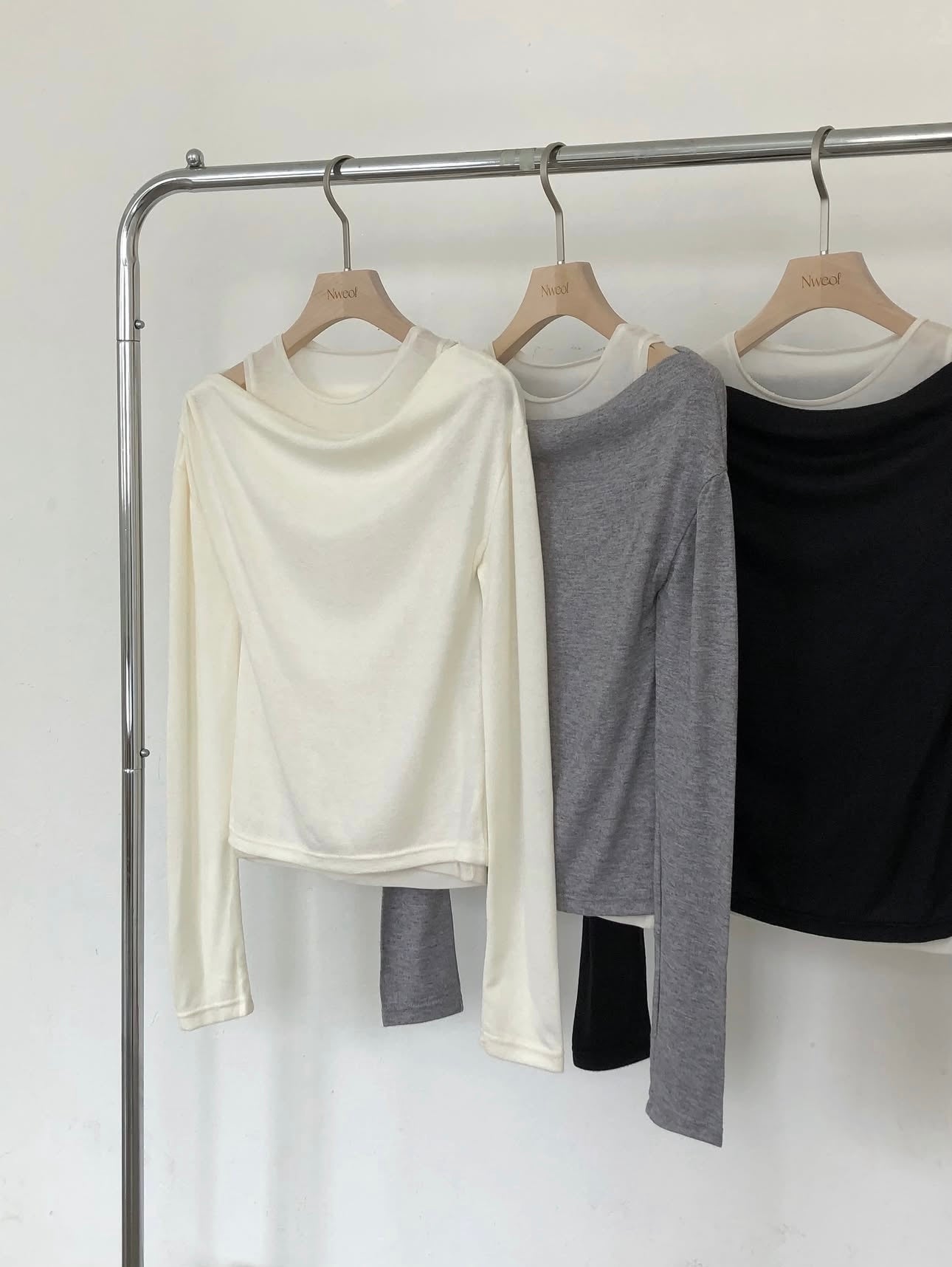 Hug Off-Shoulder Tee