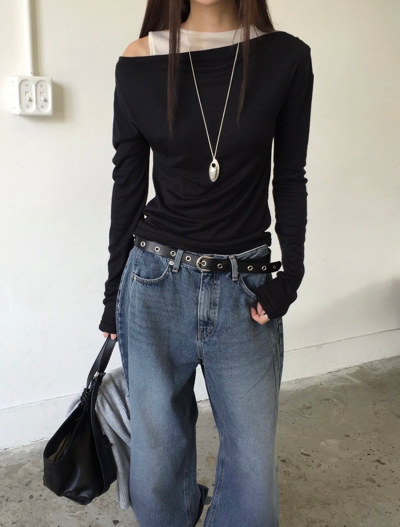 Hug Off-Shoulder Tee