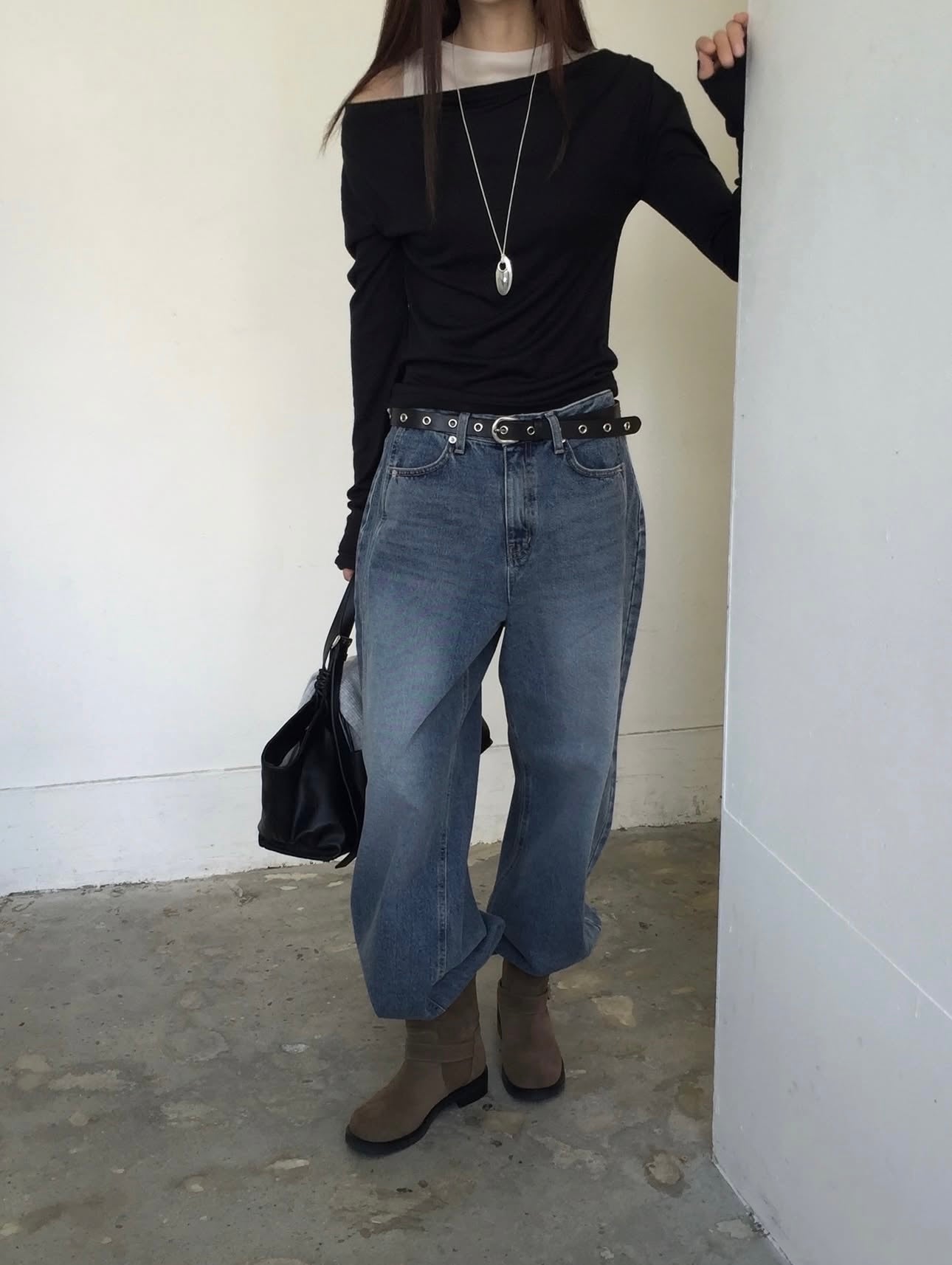 Hug Off-Shoulder Tee