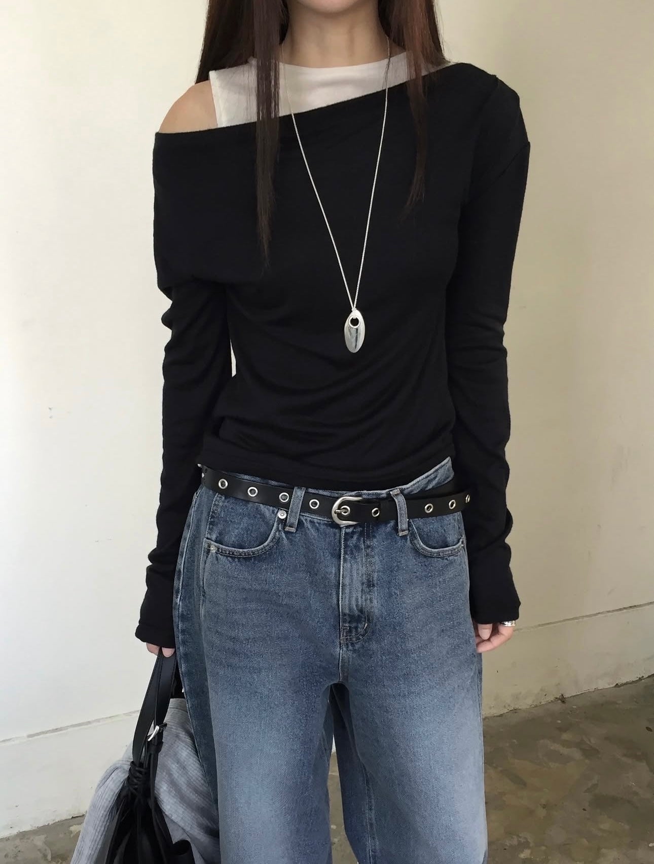 Hug Off-Shoulder Tee