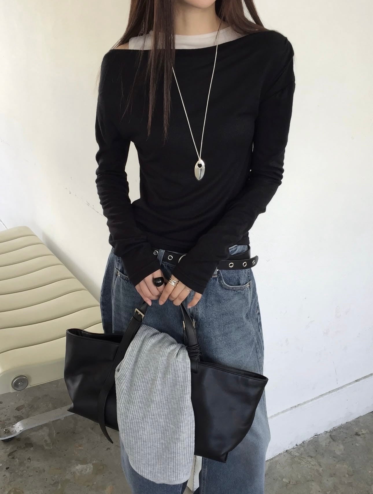 Hug Off-Shoulder Tee